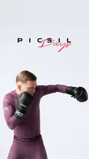 Atleta de boxeo, mma, kick boxning con ropa de deporte de contacto y unos guantes haciendo que da un golpe
