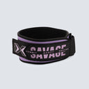 Vista lateral del cinturón personalizado segunda generación color lila, cerrado.