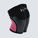 Par de rodilleras rosas modelo Hex Tech diseñadas para entrenamiento y levantamiento de pesas.