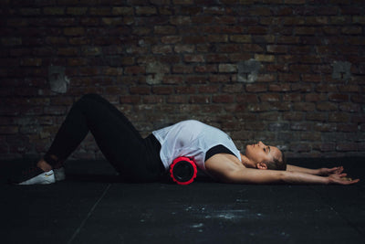 Una atleta Picsil hace ejercicios con un foam roller