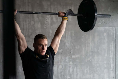 BKG haciendo un Shoulder Press