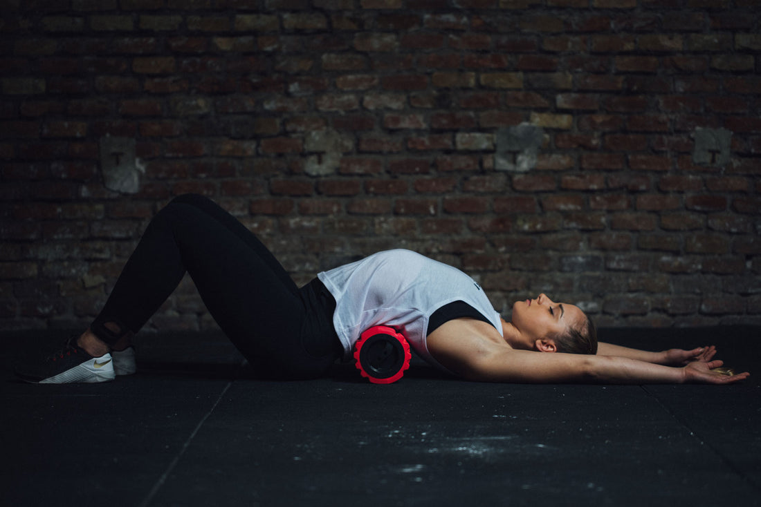 Una atleta Picsil hace ejercicios con un foam roller