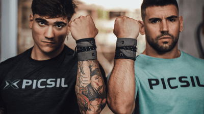 Dos atletas de Picsil mostrando muñequeras de tela