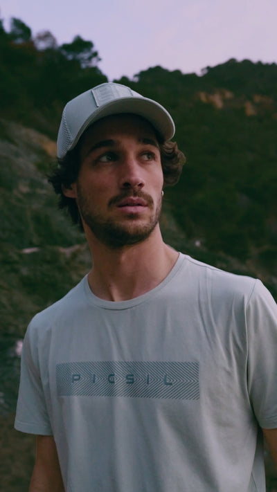 Hombre con una gorra de sol azul de picsil