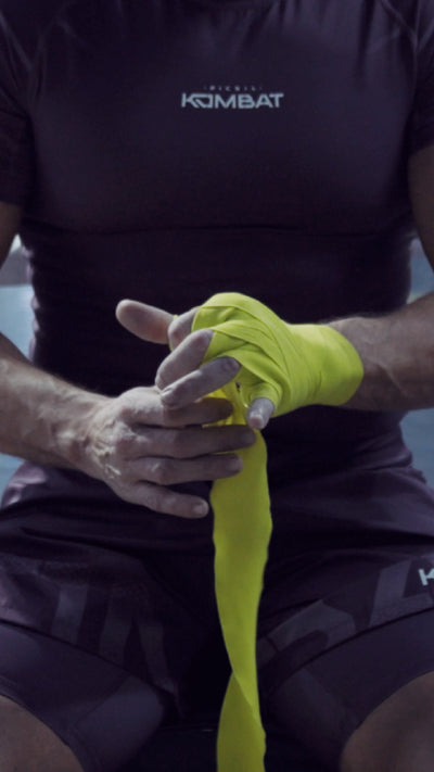 Atleta poniéndose unas vendas de boxeo, mma y kick boxing